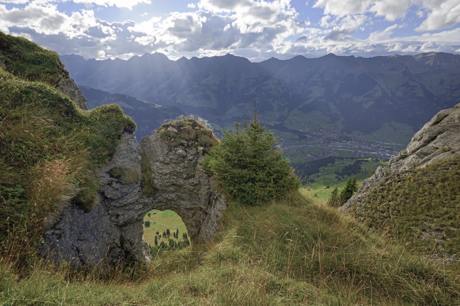 Un trou non loin de la Grathütte offre une vue sur Frutigen. Photo: natur-welten.ch