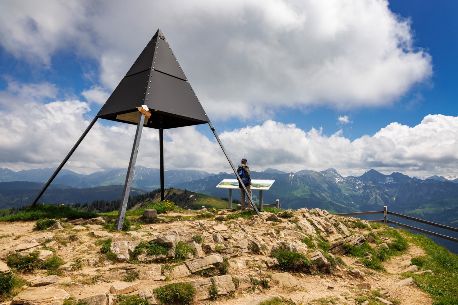 Es ist ein von weither sichtbarer Berg, darum auch der Triangulationspunkt. Bild: Severin Nowacki