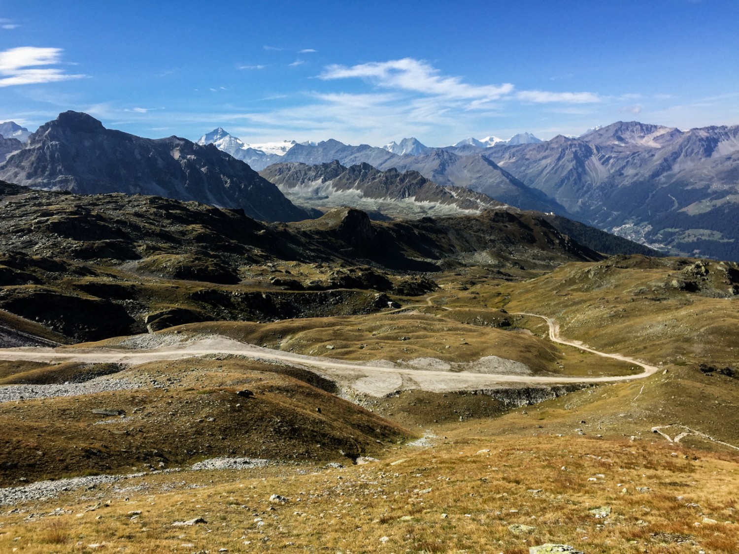 Während vorne das Skigebiet seine Spuren zeigt, trohnt hinten das Hotel Weisshorn auf einer Kuppe.