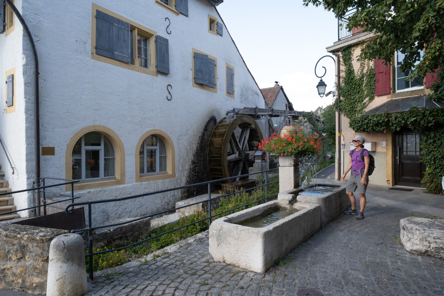 In Saint-Blaise wurde der gelbe Stein mit Geschmack und sparsam verwendet.