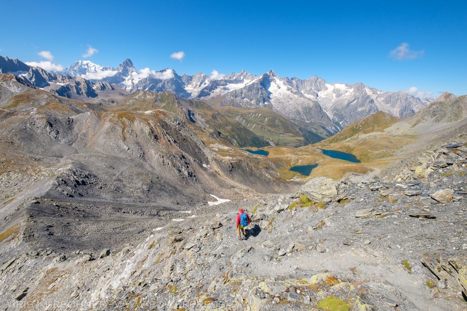 De la Pointe de Drône, on descend vers la Fenêtre d’en Haut et la Fenêtre de Ferret (à gauche).