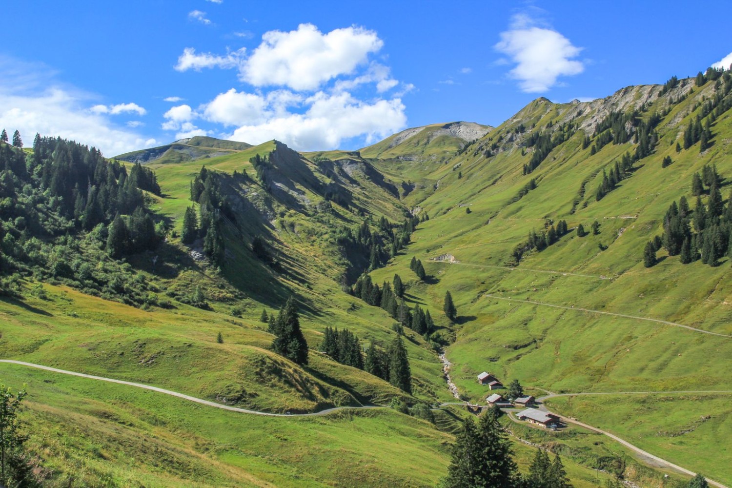 Über die Berge ob der Alp Dundel führt die Wanderung.