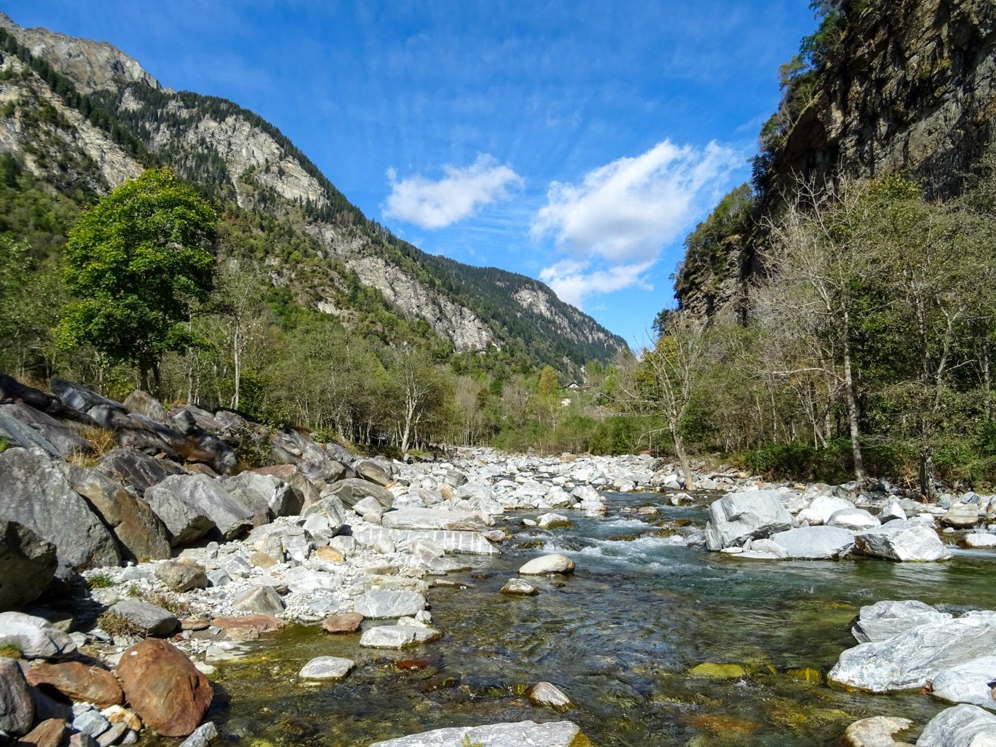 Lors de cette randonnée, la Calancasca n’est jamais loin.