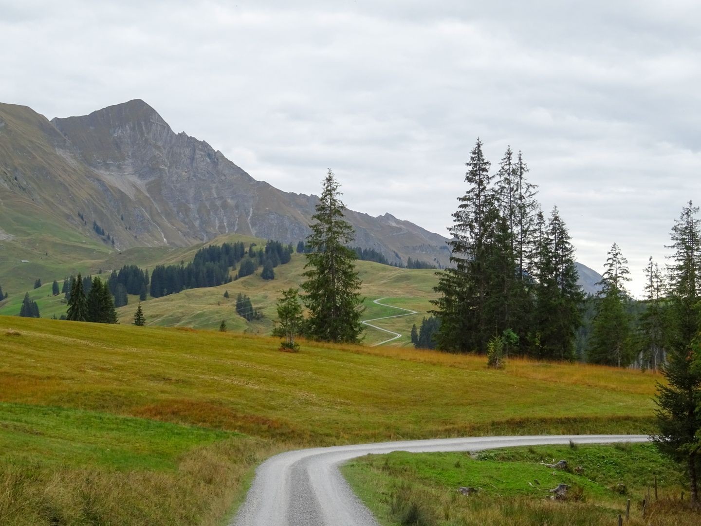 Auch bei trübem Wetter ist diese Landschaft farbig.