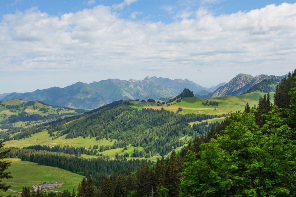 Prächtige Sicht auf den Rocher du Midi rechts und die Freiburger Vanils.