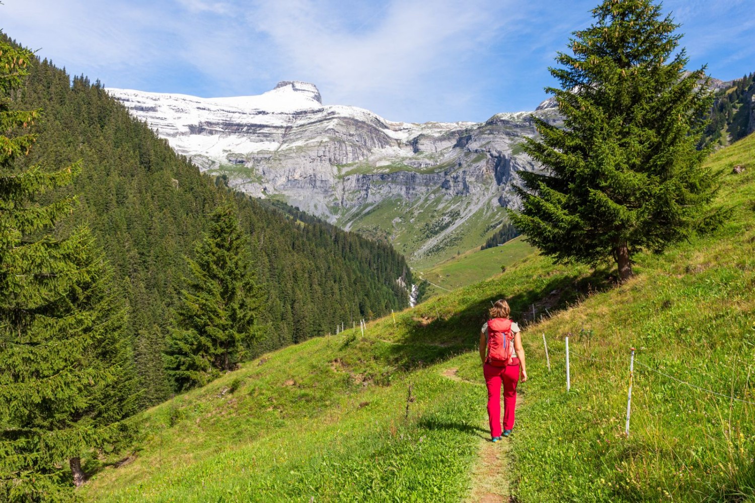 Petite descente jusqu’à Chischarolas, avec l’imposant Kistenstöckli (2748 m) en arrière-plan.