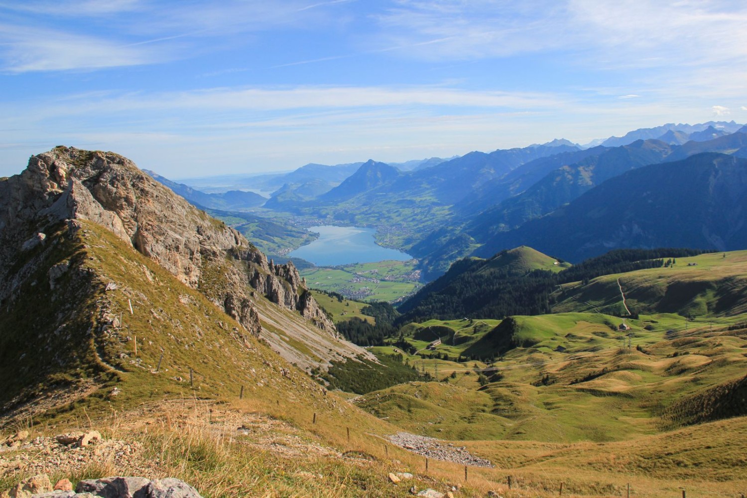 Sarner- und Alpnachersee waren einst ein einziger langer See. Blick im Abstieg vom Höch Gumme Richtung Dundelegg aufs Sarneraatal.