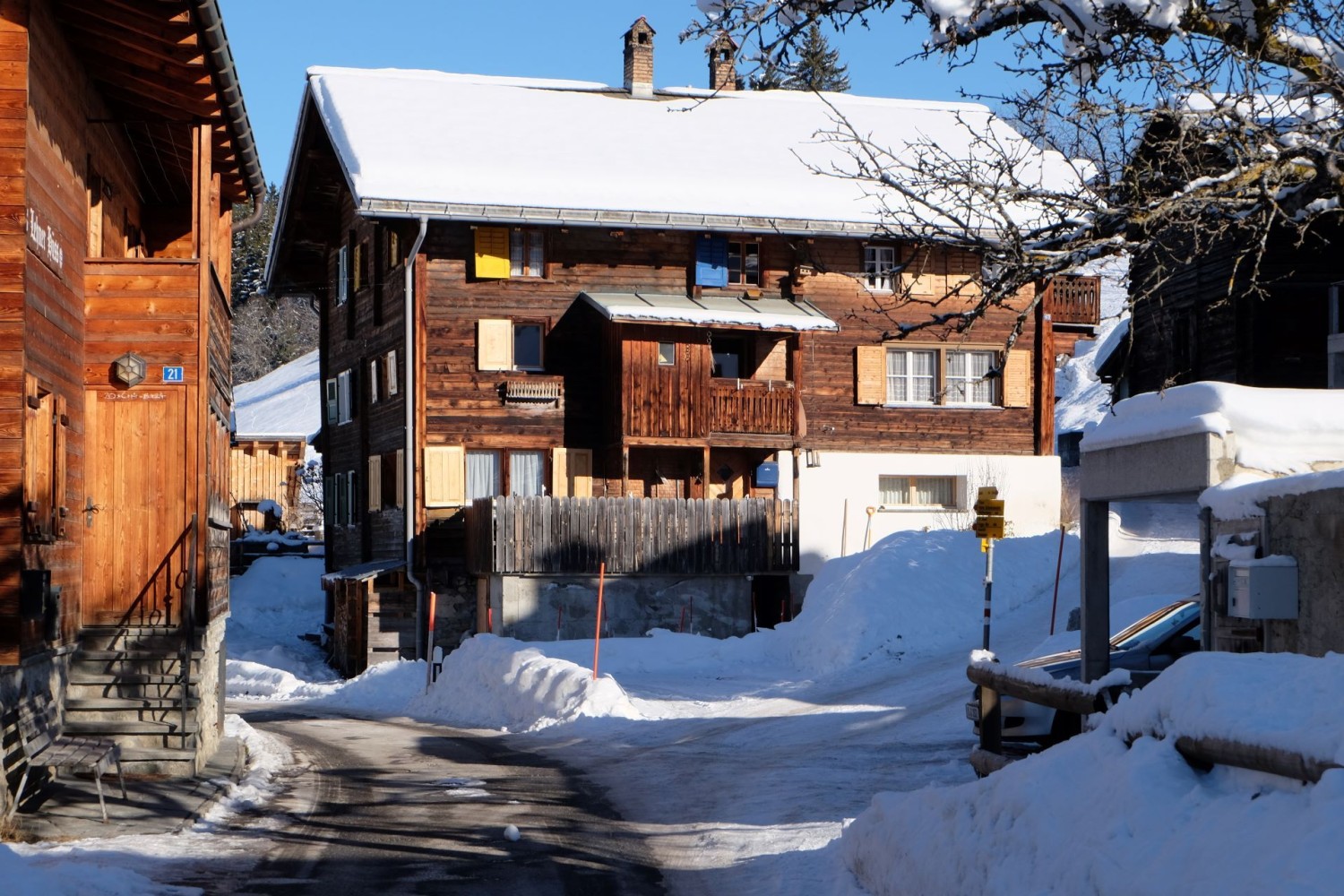 Peu après le départ, l’itinéraire passe devant les maisons en bois du hameau de Markal