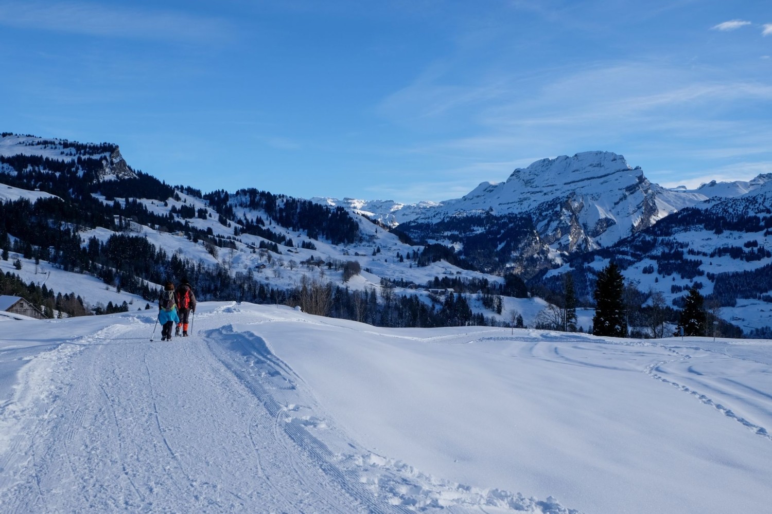 Cette randonnée hivernale offre aussi de belles vues sur les sommets de la région.