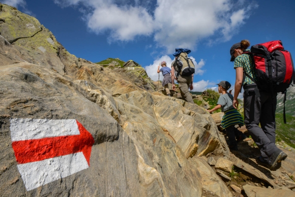 Durch 44 Kehren am Lolenpass