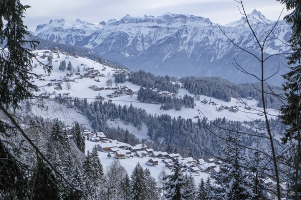 Beatenberg et les Alpes bernoises enneigées