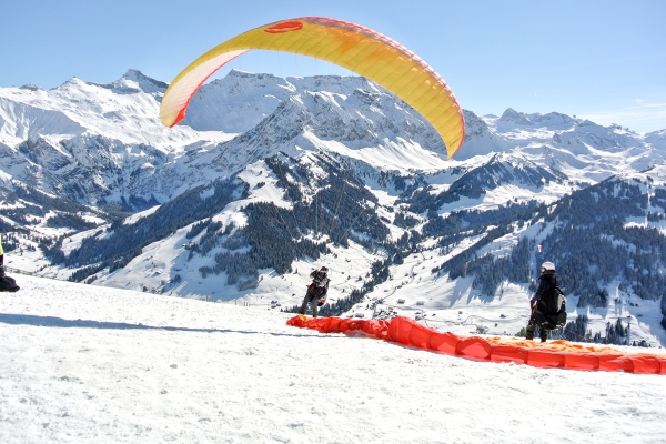 Une randonnée sous les parapentes