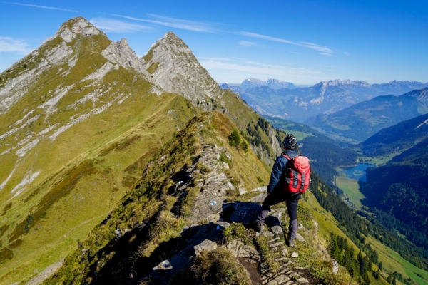 Luftiger Gipfel, scharfe Grate und weiter Himmel