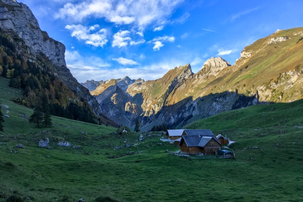 Hoch über dem Seealpsee auf den Säntis