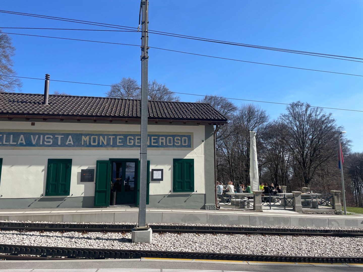 La seule possibilité de restauration se trouve au début de la randonnée, à la station intermédiaire de Bellavista.