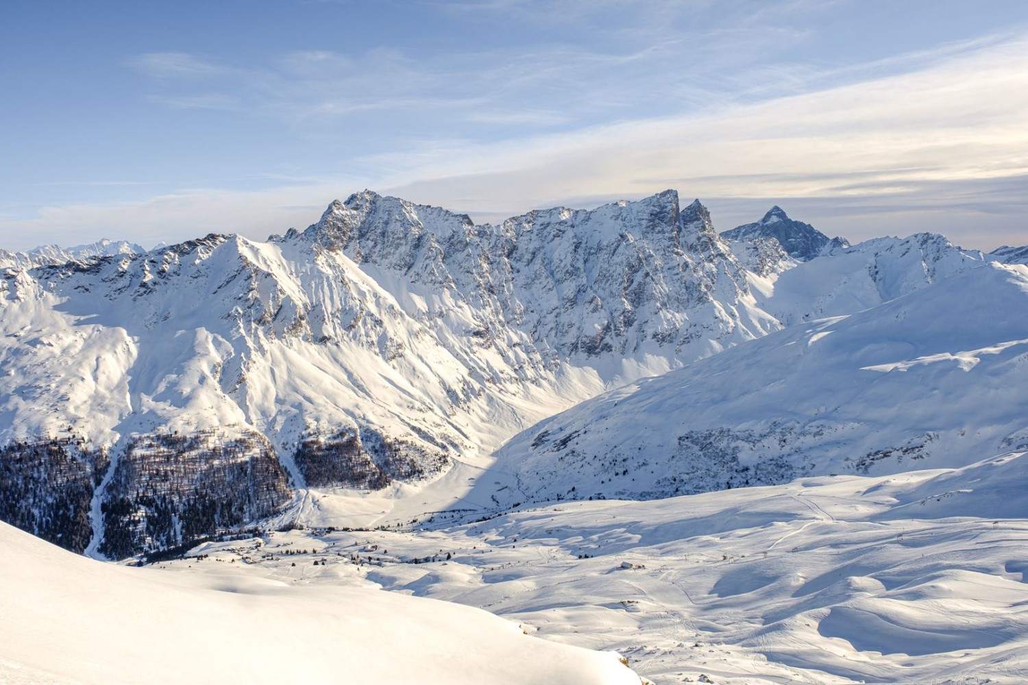 Dès le début de la randonnée, la vue sur le Val Nandro et les vallées latérales Val Curtegns et Val Schmorras est impressionnante.