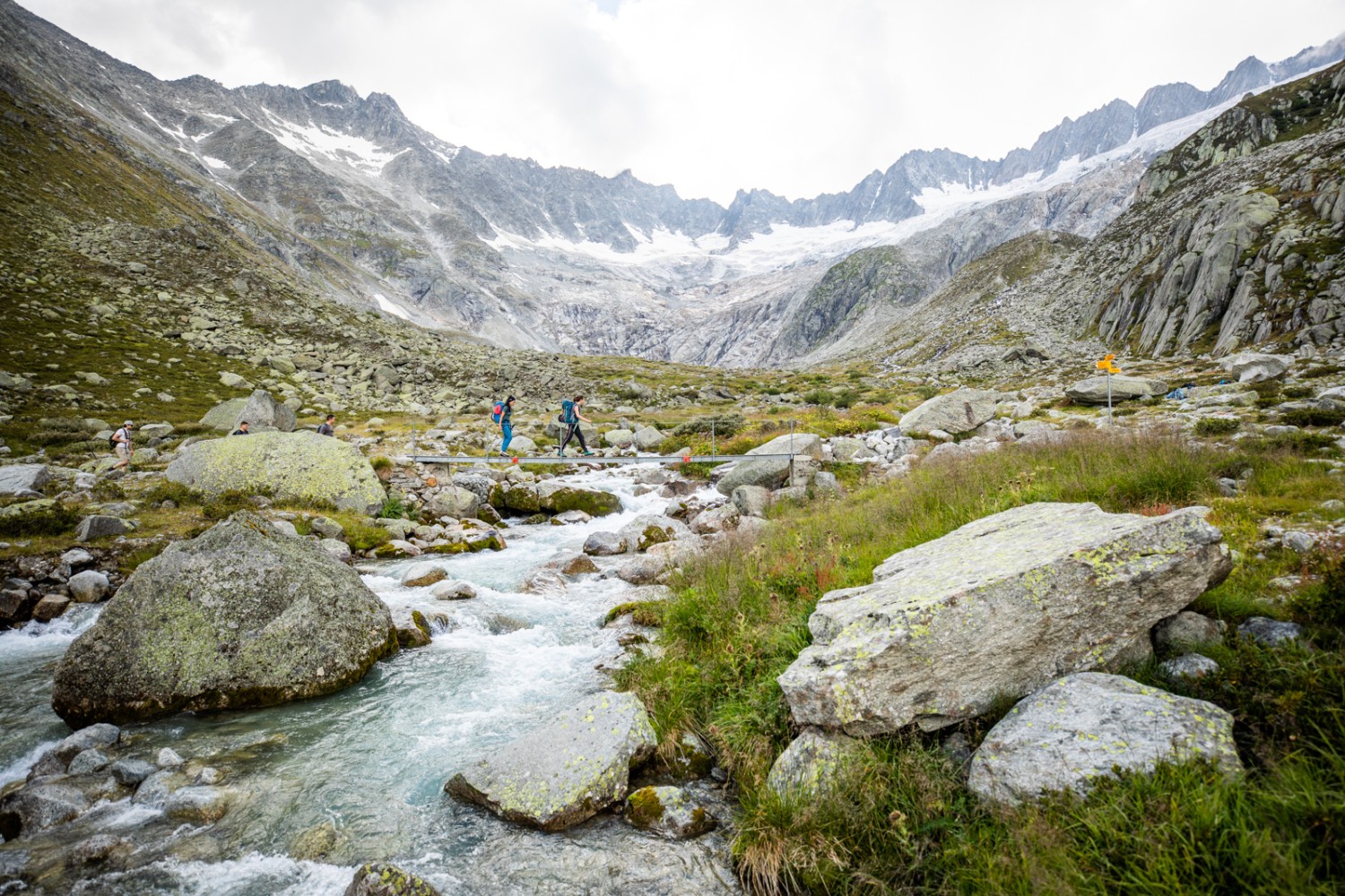 Wasser, Granit und Eis prägen die Landschaft auf der Göschenerlap. Bild: Wanderblondies