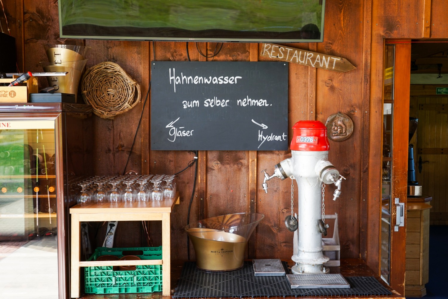 Im Bergrestaurant Laucheren wird das Wasser selbst gezapft. Bild: Reto Wissmann