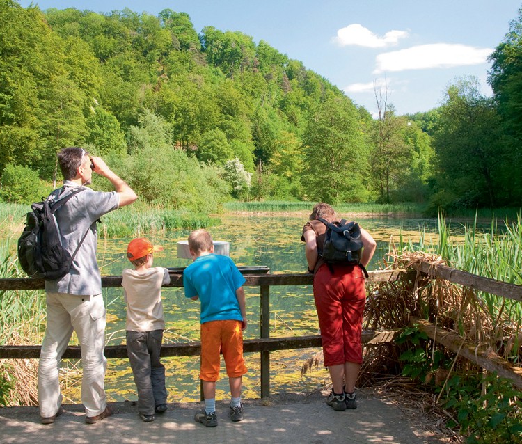 Des naturalistes au bord de l’étang.