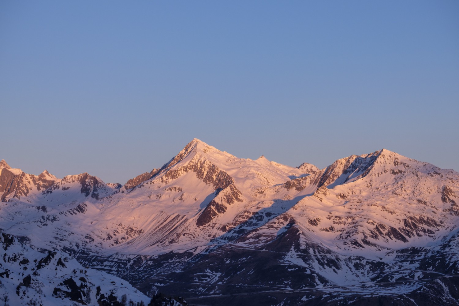 Hat man sich schon früh aufgemacht, darf man den ersten Sonnenhauch auf dem Pizzo Lucendro bewundern. Bild: Iris Kürschner