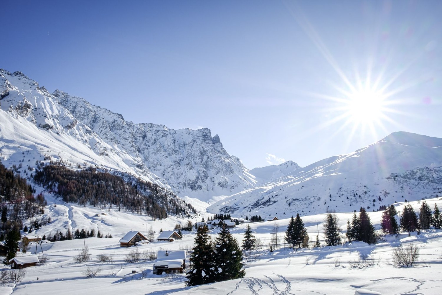 Le soleil au-dessus du Val Curtegns réchauffe les hôtes à Radons.