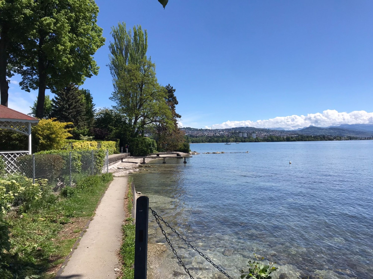 En se dirigeant vers Lausanne, toujours au bord de l’eau, on voit de nombreux pontons.