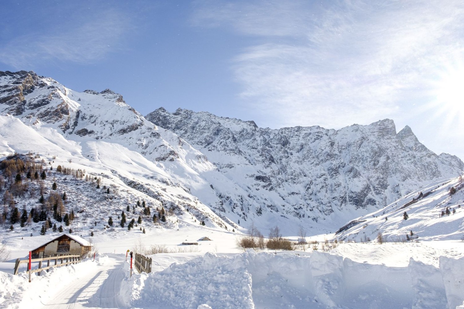 Pont sur l’Ava da Nandro avec vue sur le Val Curtegns.